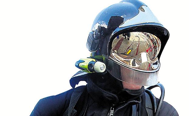 Un bombero, durante un simulacro. 
