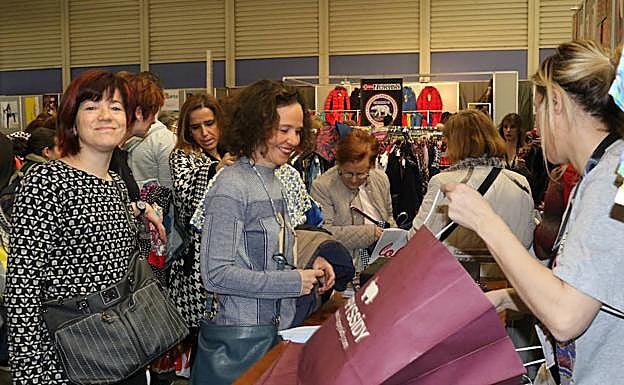 Varias compradoras son atendidas en uno de los 50 expositores tras la inauguración esta mañana.