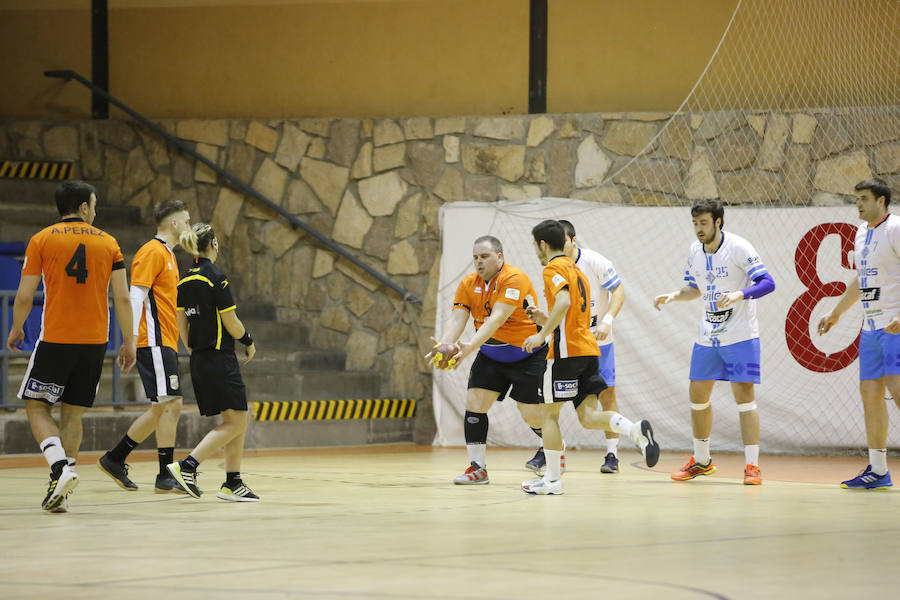 Fotos: Partido entre el BM Ciudad de Salamanca y el Atlético Avilesina