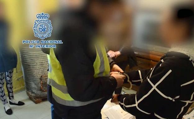 La Policía Nacional detiene a la hermana de las dos menores tras ser vendidas por a cambio de 20.000 euros. 