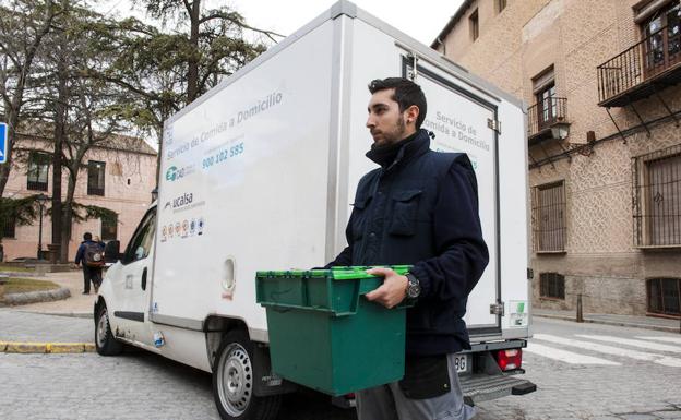 Un trabajador de la empresa que gestiona el servicio se dispone a realizar una de las entregas. 