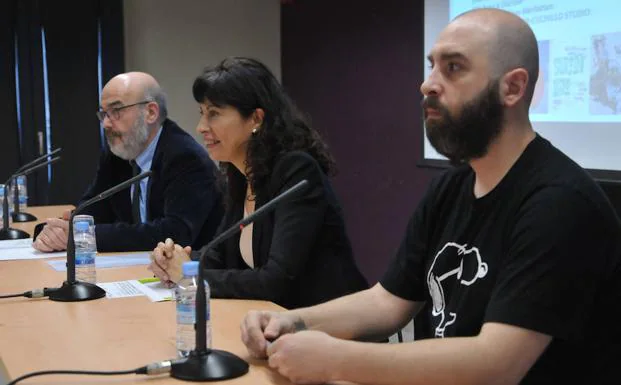 Juan González Posada, de la Fundación Municipal de Cultura; la concejala de Cultura y Turismo, Ana Redondo, y el artista Cless, durante la presentación de Creava en la Casa Revilla. 