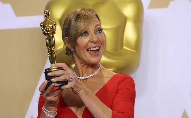 Mejor Actriz Secundaria: Allison JanNey