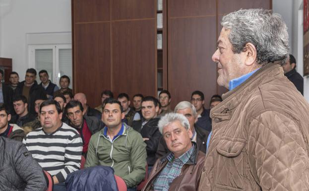 El alcalde de Matilla de los Caños del Río se dirige a los asistentes al encuentro. 