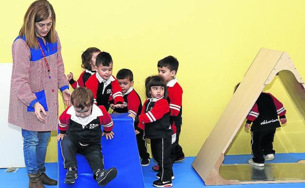 Los más pequeños, en la nueva sala de estimulación sensorial. 