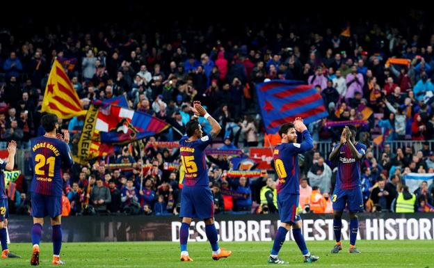 Leo Messi aplaude a la afición tras el partido. 
