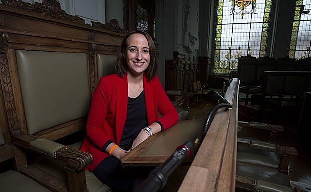 Pilar Vicente, en su asiento en el Salón de Plenos del Ayuntamiento. 