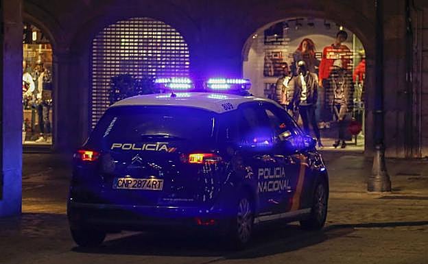 Un vehículo policial en el centro de Salamanca.
