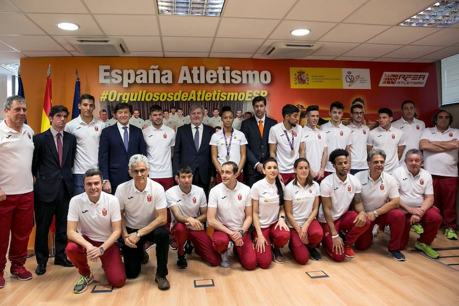 Fotos: Recibimiento de Íñigo Méndez de Vigo a la selección española de atletismo