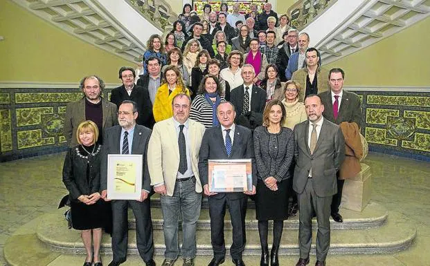 En la primera fila, Mercedes Arranz (directora de la Biblioteca),José ManuelLópez (vicerrector),FernandoRey (consejero de Educación),Daniel Miguel (rector), Mercedes Hernández y Javier Castells (Bureau Veritas).