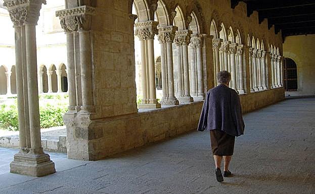 Una mujer pasea por el claustro del monasterio de Santa María la Real de Nieva, en Segovia. El Norte