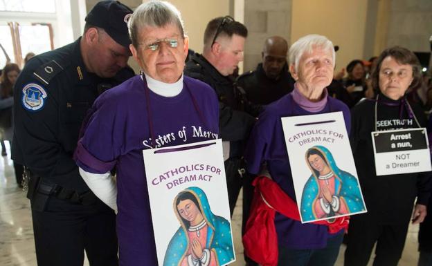 Varios protestantes de una comunidad católica son detenidos.