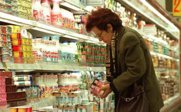 Foto archivo de una señora eligiendo yogures