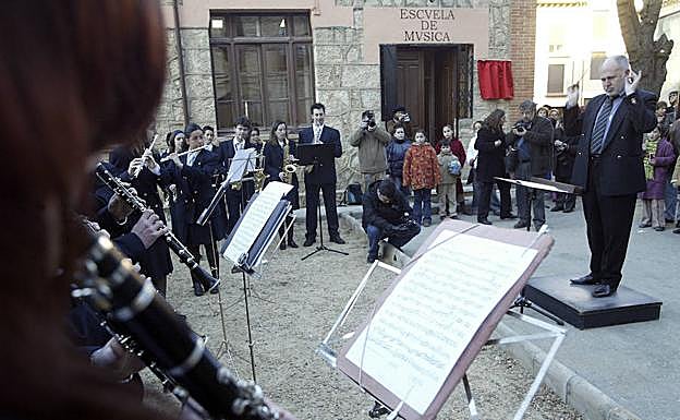 El director López Cobos dirige a la banda de Toro durante la inauguración de la Escuela de Música en 2005. 