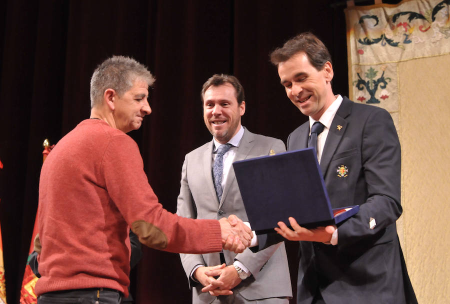 El cuerpo de Bomberos celebró su día grande entre medallas y reivindicaciones. El acto servió como homenaje a los miembros recien jubilados y permitió al jefe del servicio reclamar más plantilla para mantener su alto índicen de rendimiento.