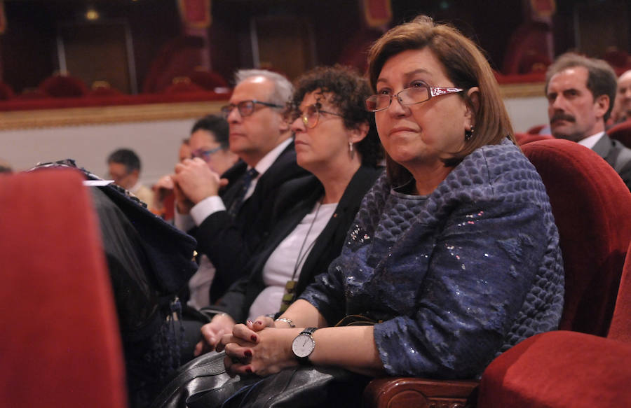 El cuerpo de Bomberos celebró su día grande entre medallas y reivindicaciones. El acto servió como homenaje a los miembros recien jubilados y permitió al jefe del servicio reclamar más plantilla para mantener su alto índicen de rendimiento.