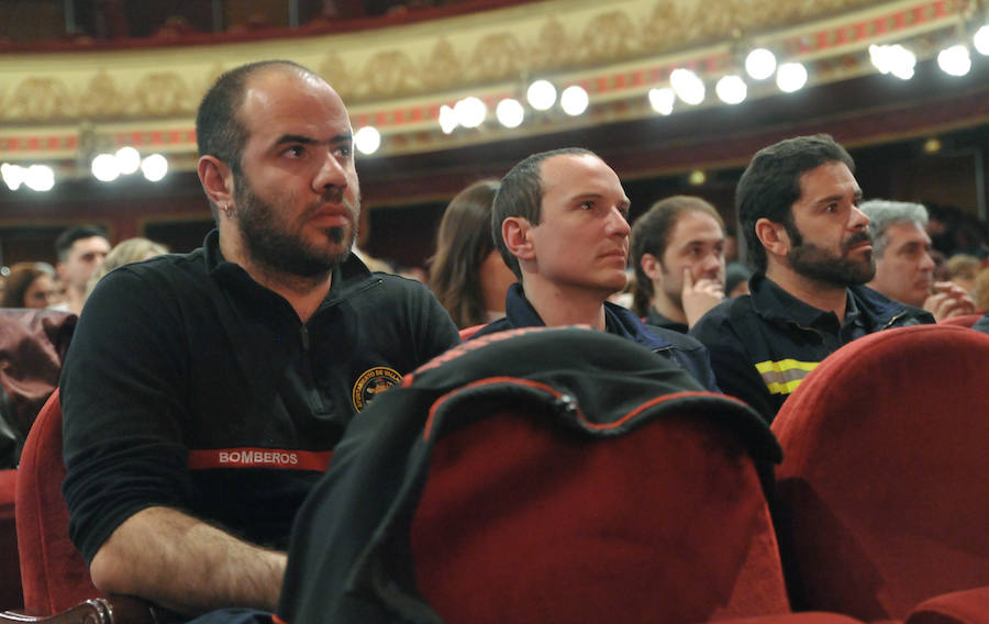 El cuerpo de Bomberos celebró su día grande entre medallas y reivindicaciones. El acto servió como homenaje a los miembros recien jubilados y permitió al jefe del servicio reclamar más plantilla para mantener su alto índicen de rendimiento.