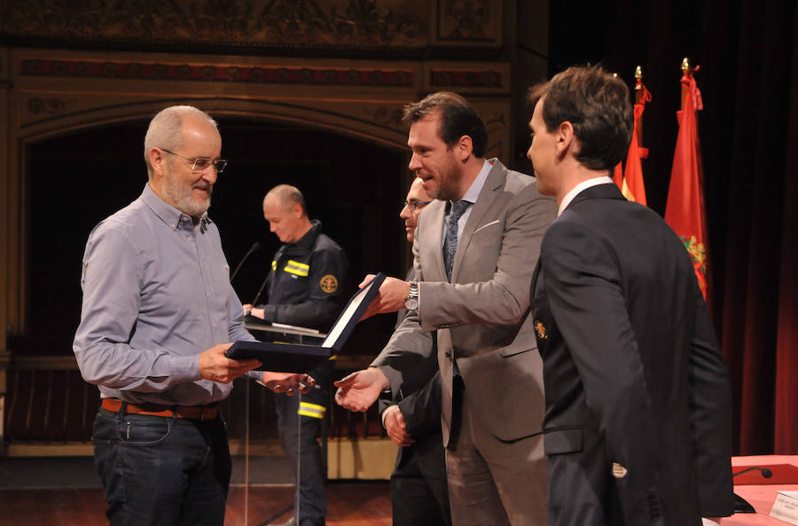 El cuerpo de Bomberos celebró su día grande entre medallas y reivindicaciones. El acto servió como homenaje a los miembros recien jubilados y permitió al jefe del servicio reclamar más plantilla para mantener su alto índicen de rendimiento.