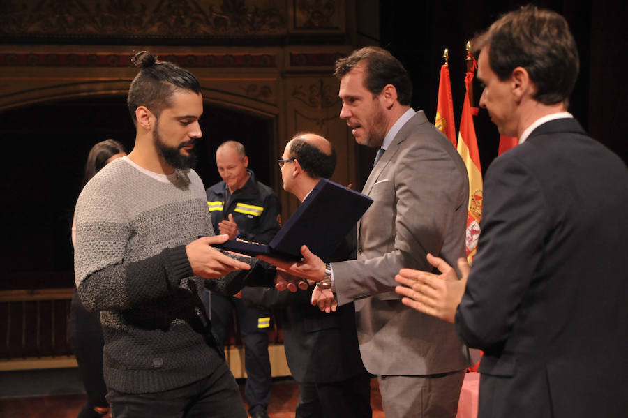 El cuerpo de Bomberos celebró su día grande entre medallas y reivindicaciones. El acto servió como homenaje a los miembros recien jubilados y permitió al jefe del servicio reclamar más plantilla para mantener su alto índicen de rendimiento.