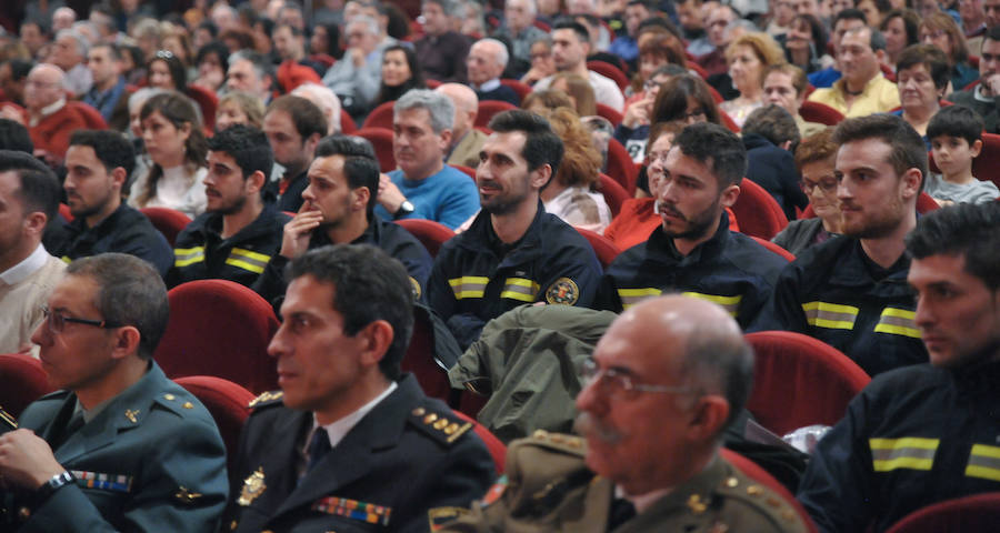 El cuerpo de Bomberos celebró su día grande entre medallas y reivindicaciones. El acto servió como homenaje a los miembros recien jubilados y permitió al jefe del servicio reclamar más plantilla para mantener su alto índicen de rendimiento.