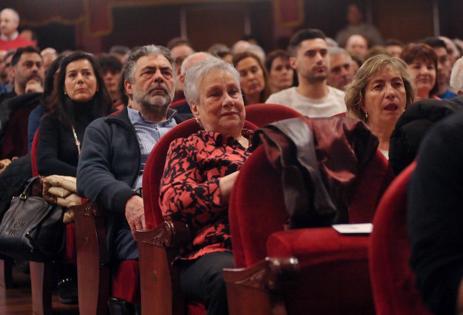 El cuerpo de Bomberos celebró su día grande entre medallas y reivindicaciones. El acto servió como homenaje a los miembros recien jubilados y permitió al jefe del servicio reclamar más plantilla para mantener su alto índicen de rendimiento.