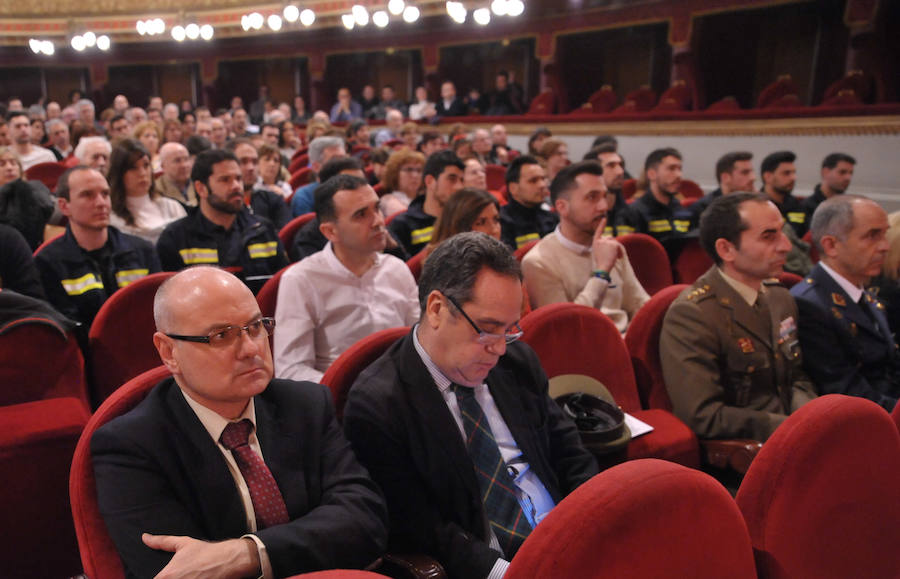 El cuerpo de Bomberos celebró su día grande entre medallas y reivindicaciones. El acto servió como homenaje a los miembros recien jubilados y permitió al jefe del servicio reclamar más plantilla para mantener su alto índicen de rendimiento.