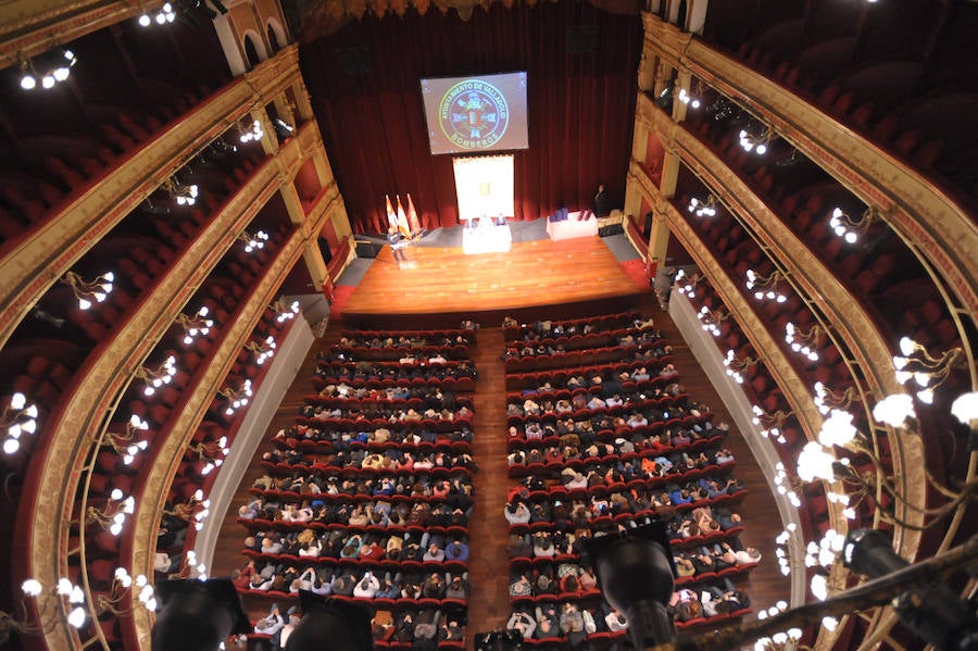 El cuerpo de Bomberos celebró su día grande entre medallas y reivindicaciones. El acto servió como homenaje a los miembros recien jubilados y permitió al jefe del servicio reclamar más plantilla para mantener su alto índicen de rendimiento.