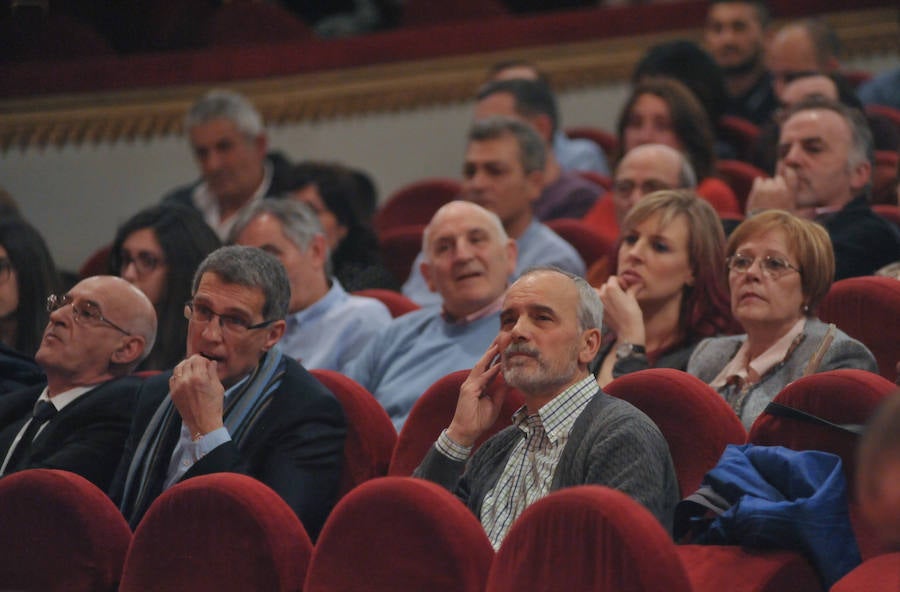 El cuerpo de Bomberos celebró su día grande entre medallas y reivindicaciones. El acto servió como homenaje a los miembros recien jubilados y permitió al jefe del servicio reclamar más plantilla para mantener su alto índicen de rendimiento.