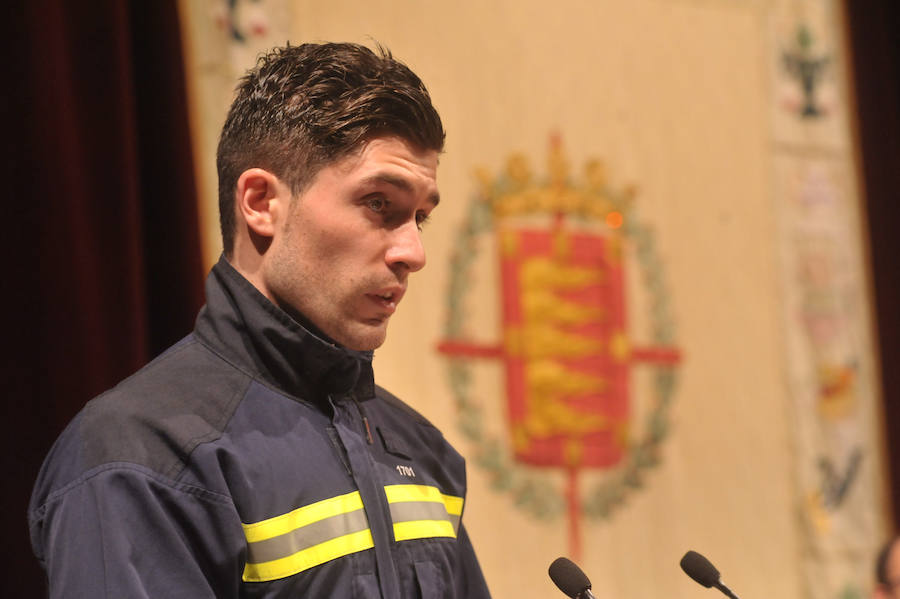 El cuerpo de Bomberos celebró su día grande entre medallas y reivindicaciones. El acto servió como homenaje a los miembros recien jubilados y permitió al jefe del servicio reclamar más plantilla para mantener su alto índicen de rendimiento.