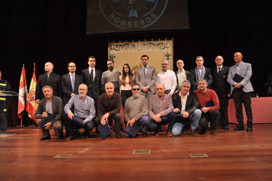 El cuerpo de Bomberos celebró su día grande entre medallas y reivindicaciones. El acto servió como homenaje a los miembros recien jubilados y permitió al jefe del servicio reclamar más plantilla para mantener su alto índicen de rendimiento.