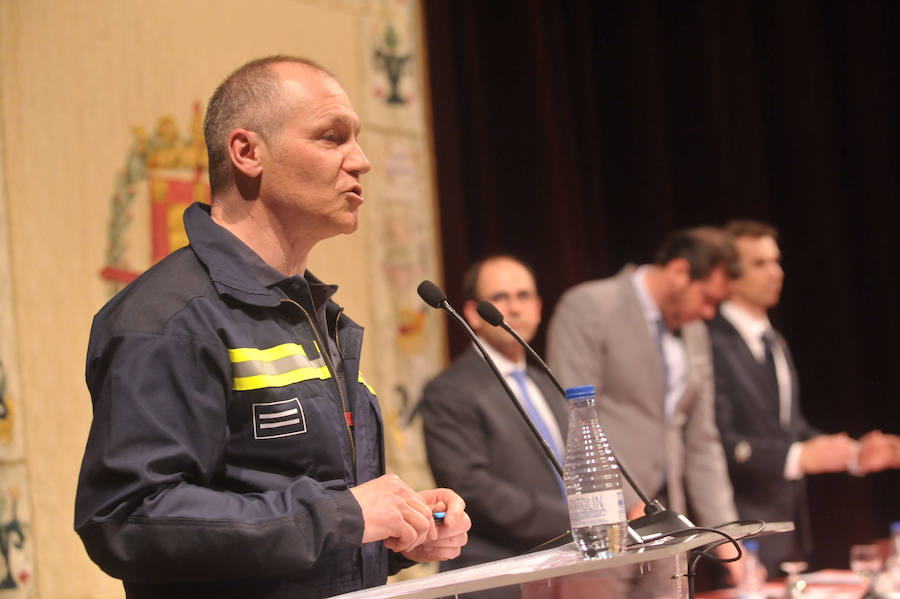 El cuerpo de Bomberos celebró su día grande entre medallas y reivindicaciones. El acto servió como homenaje a los miembros recien jubilados y permitió al jefe del servicio reclamar más plantilla para mantener su alto índicen de rendimiento.