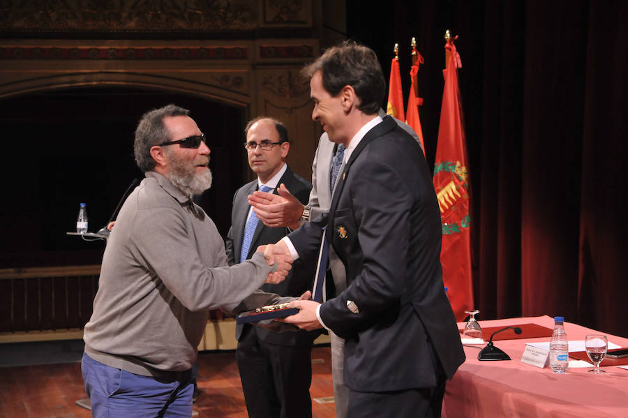 El cuerpo de Bomberos celebró su día grande entre medallas y reivindicaciones. El acto servió como homenaje a los miembros recien jubilados y permitió al jefe del servicio reclamar más plantilla para mantener su alto índicen de rendimiento.