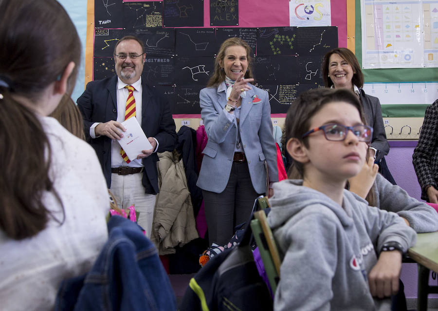 La infanta Elena acude a la presentación del programa educativo Talleres Controla TIC, de la Fundación Mapfre.