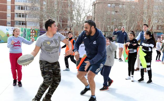 Allen intenta arrebatar el balón a un chaval. 