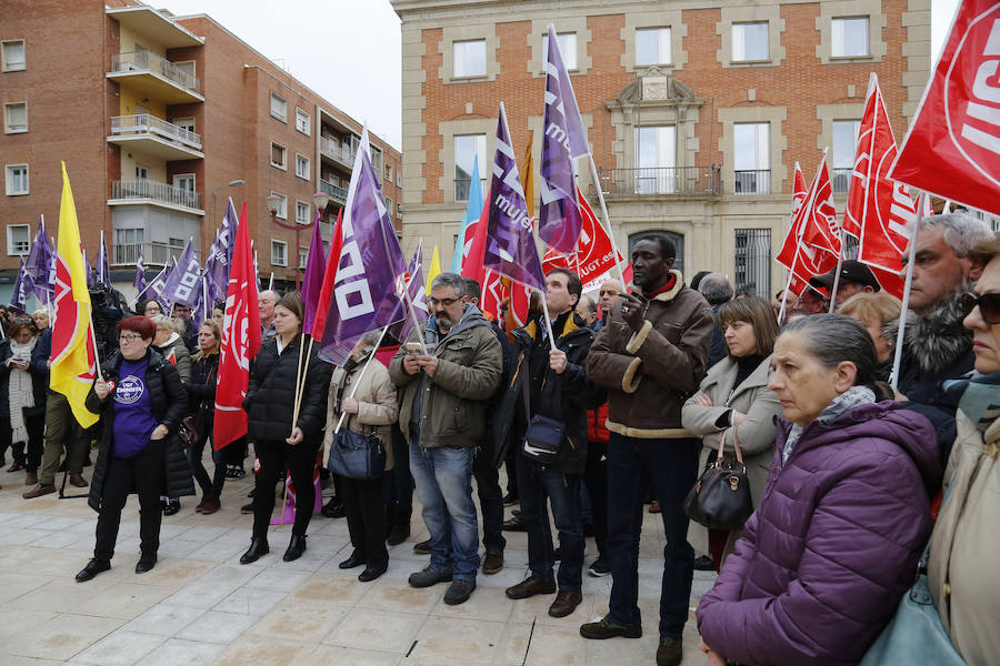 Fotos: Concentración de UGT y CCOO de Palencia por el Día de la Mujer