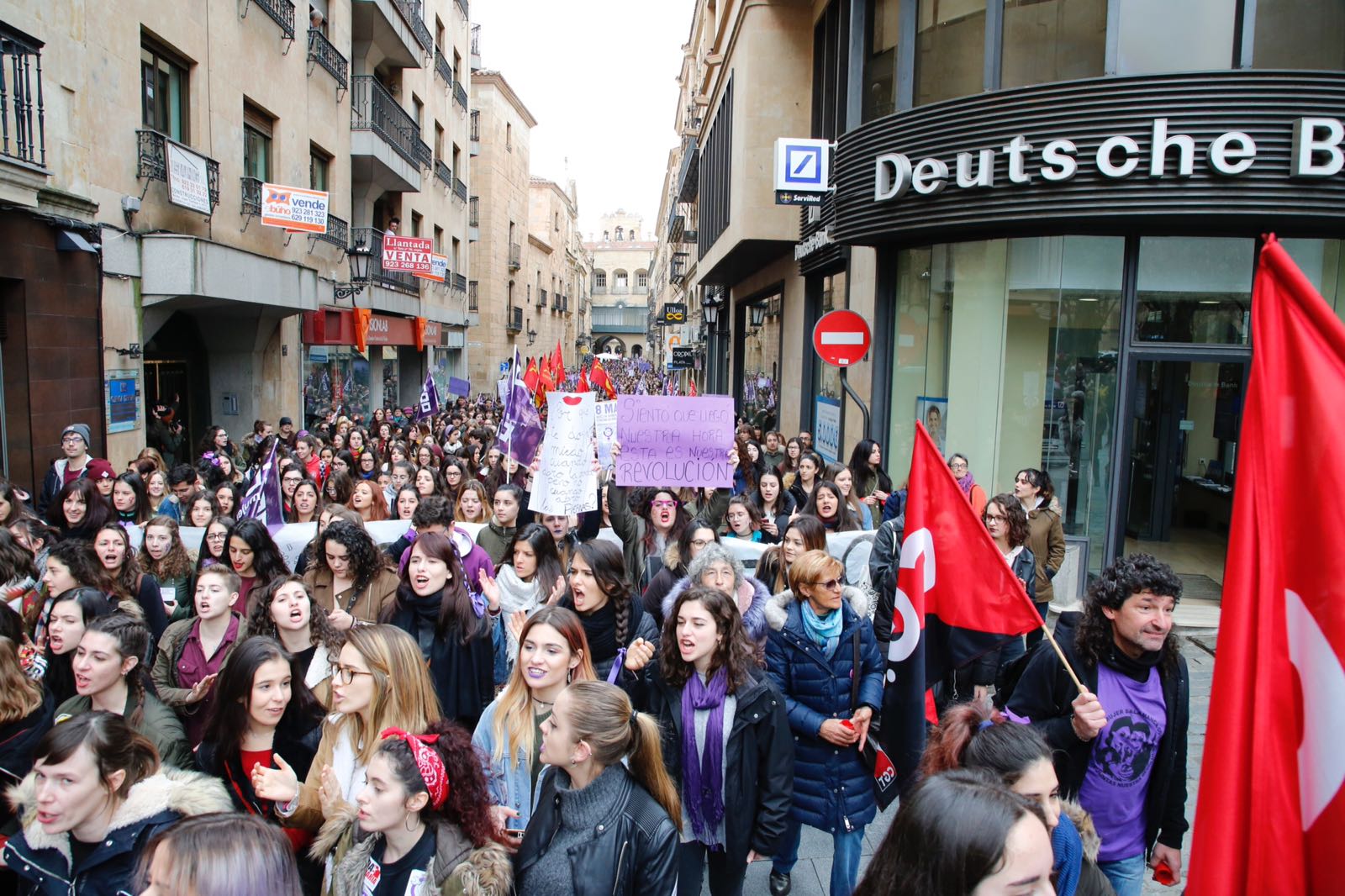 Unas 3.000 de personas se concentran en la Plaza Mayor convocadas por los sindicatos a la espera de la manifestación de las asociaciones feministas de esta tarde
