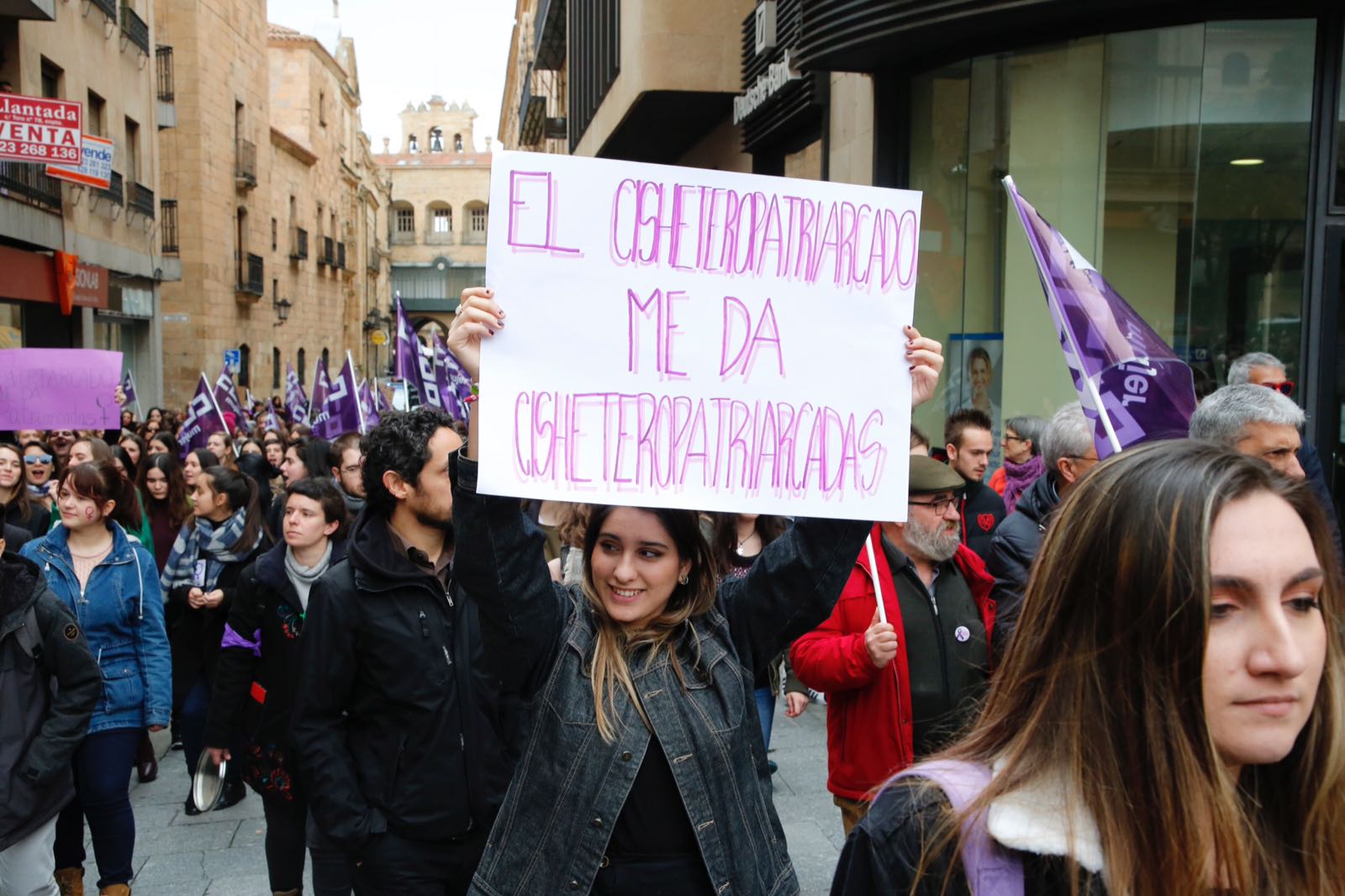 Unas 3.000 de personas se concentran en la Plaza Mayor convocadas por los sindicatos a la espera de la manifestación de las asociaciones feministas de esta tarde