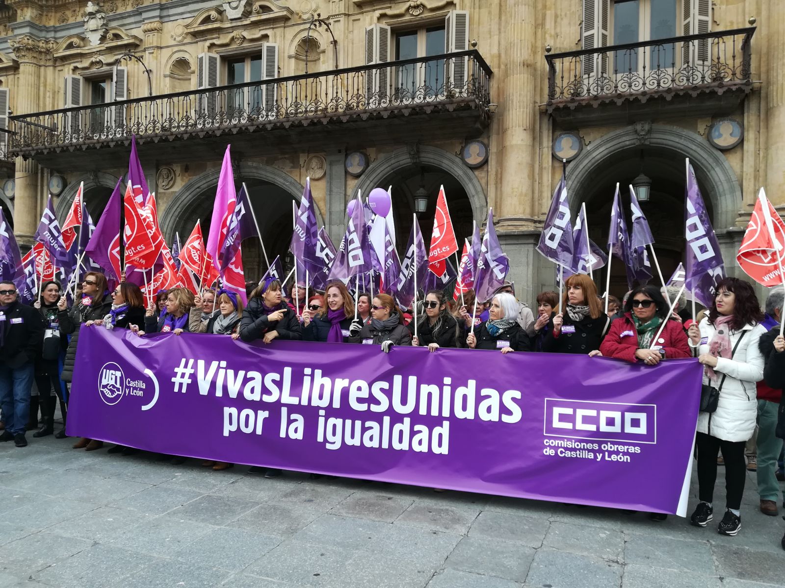 Unas 3.000 de personas se concentran en la Plaza Mayor convocadas por los sindicatos a la espera de la manifestación de las asociaciones feministas de esta tarde