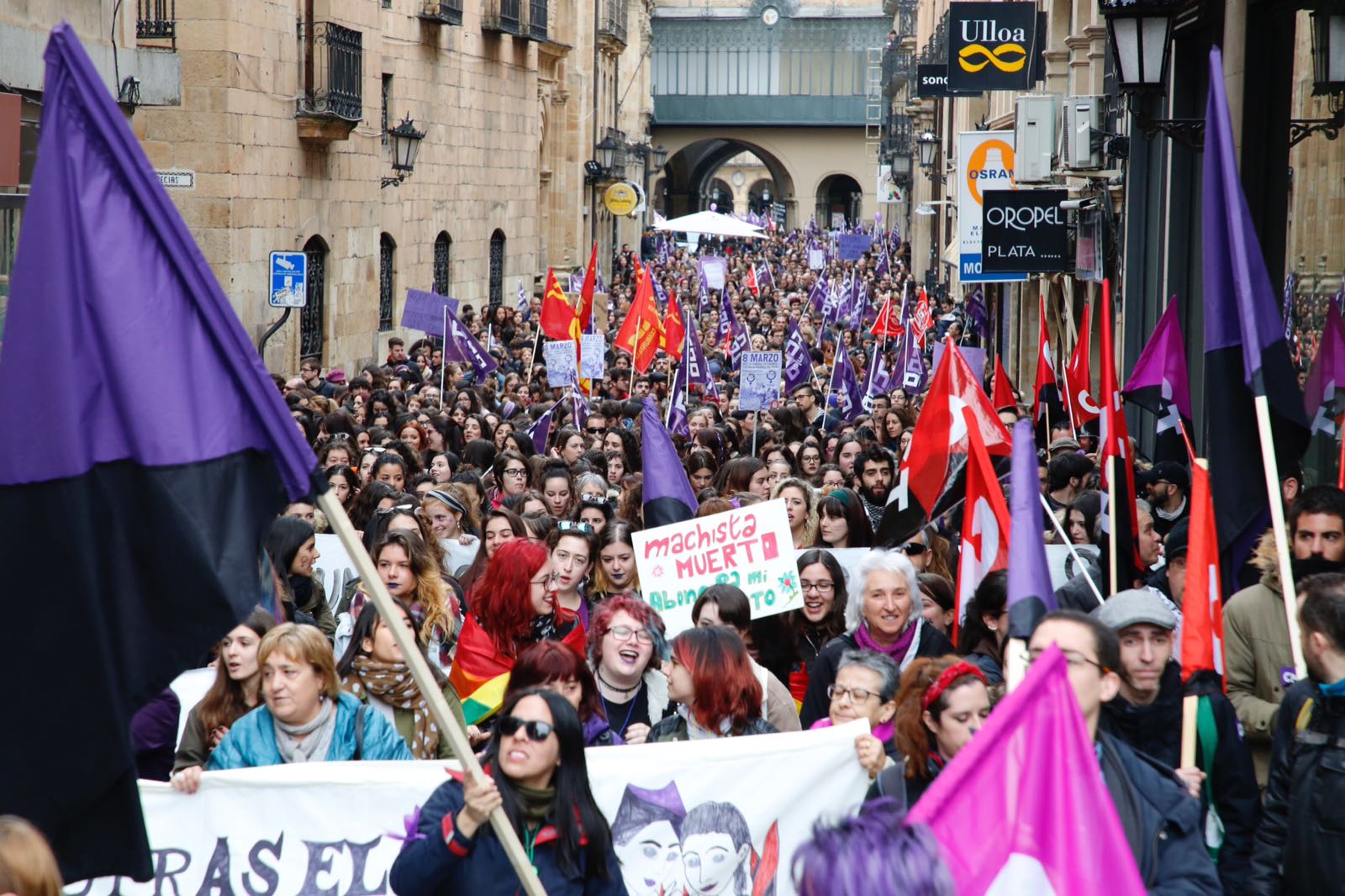 Unas 3.000 de personas se concentran en la Plaza Mayor convocadas por los sindicatos a la espera de la manifestación de las asociaciones feministas de esta tarde