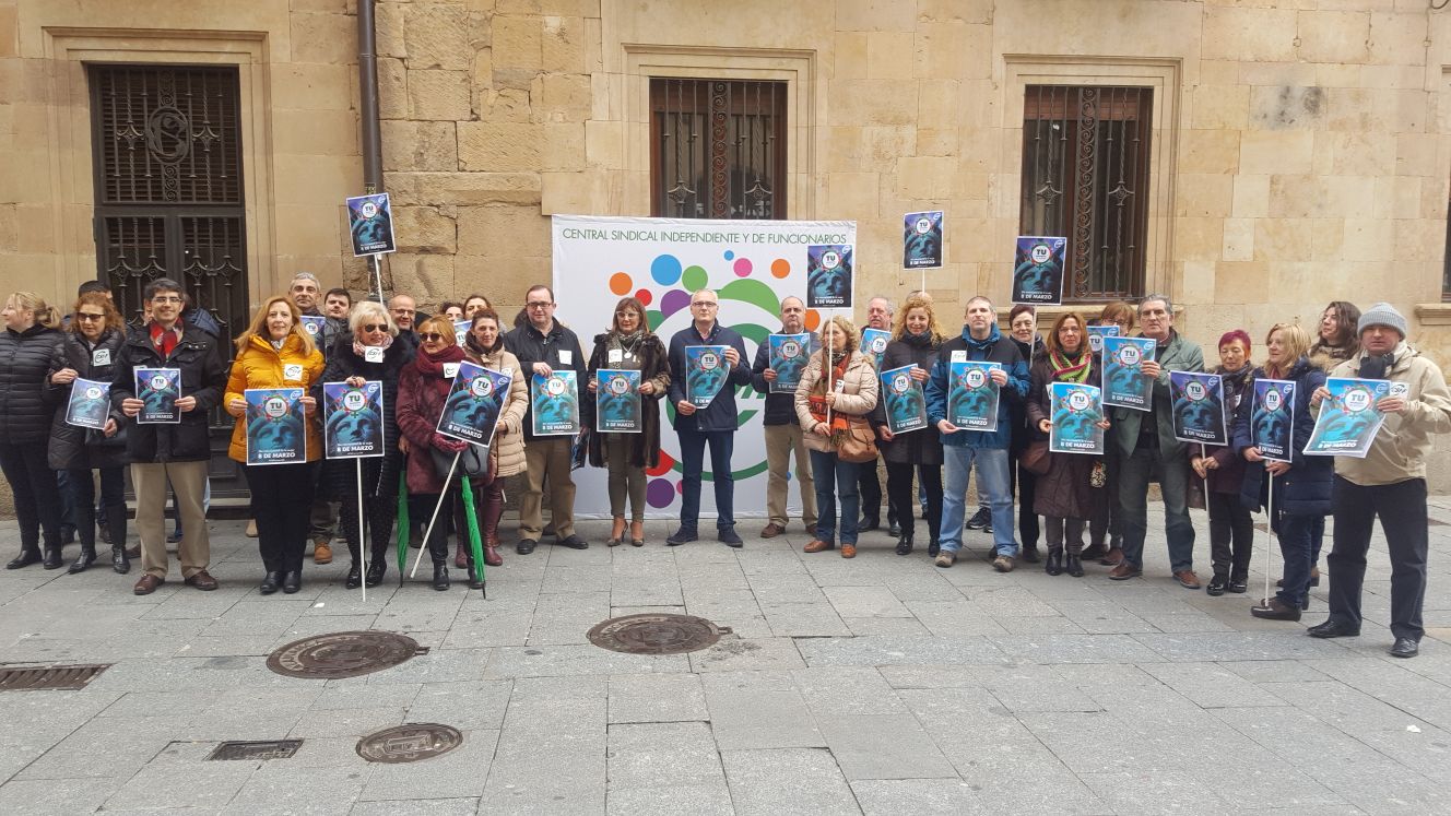 Unas 3.000 de personas se concentran en la Plaza Mayor convocadas por los sindicatos a la espera de la manifestación de las asociaciones feministas de esta tarde