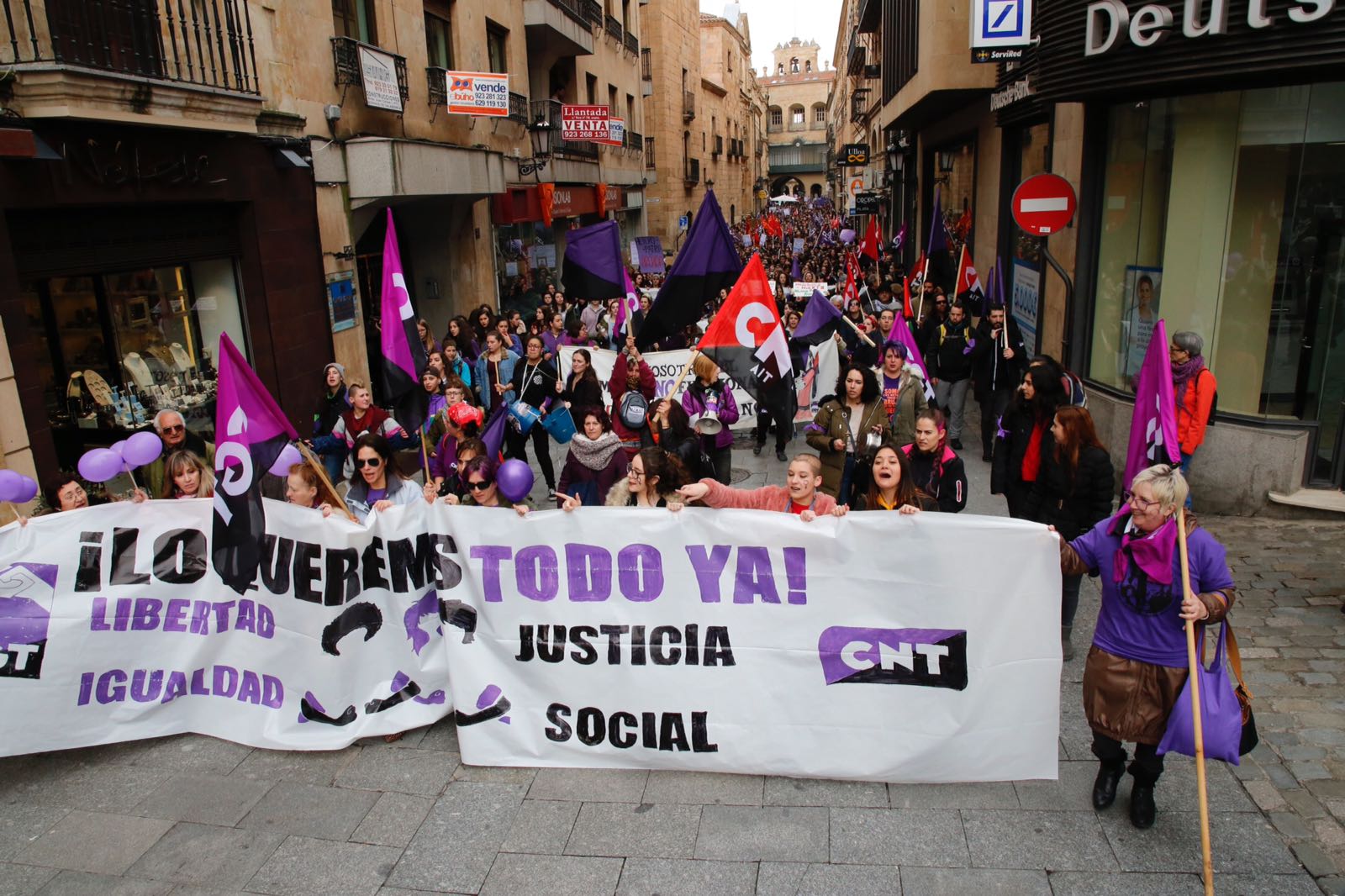 Unas 3.000 de personas se concentran en la Plaza Mayor convocadas por los sindicatos a la espera de la manifestación de las asociaciones feministas de esta tarde