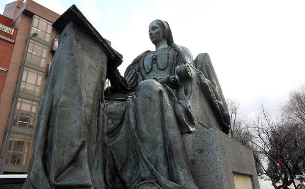 Estatua de Beatriz Galindo ‘La Latina’, en la Puerta del Ángel de Madrid.