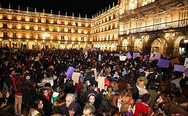 Los particpantes en la manifestación a sui llegada a la Plaza Mayor.