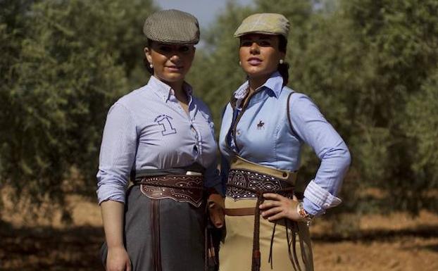 Dos mujeres posan en un campo de La Roda de Andalucía. 