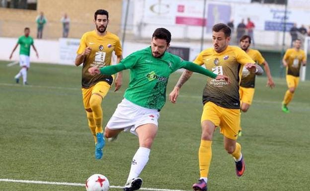 Una acción del duelo de la primera vuelta en Guijuelo ante la Ponferradina. 