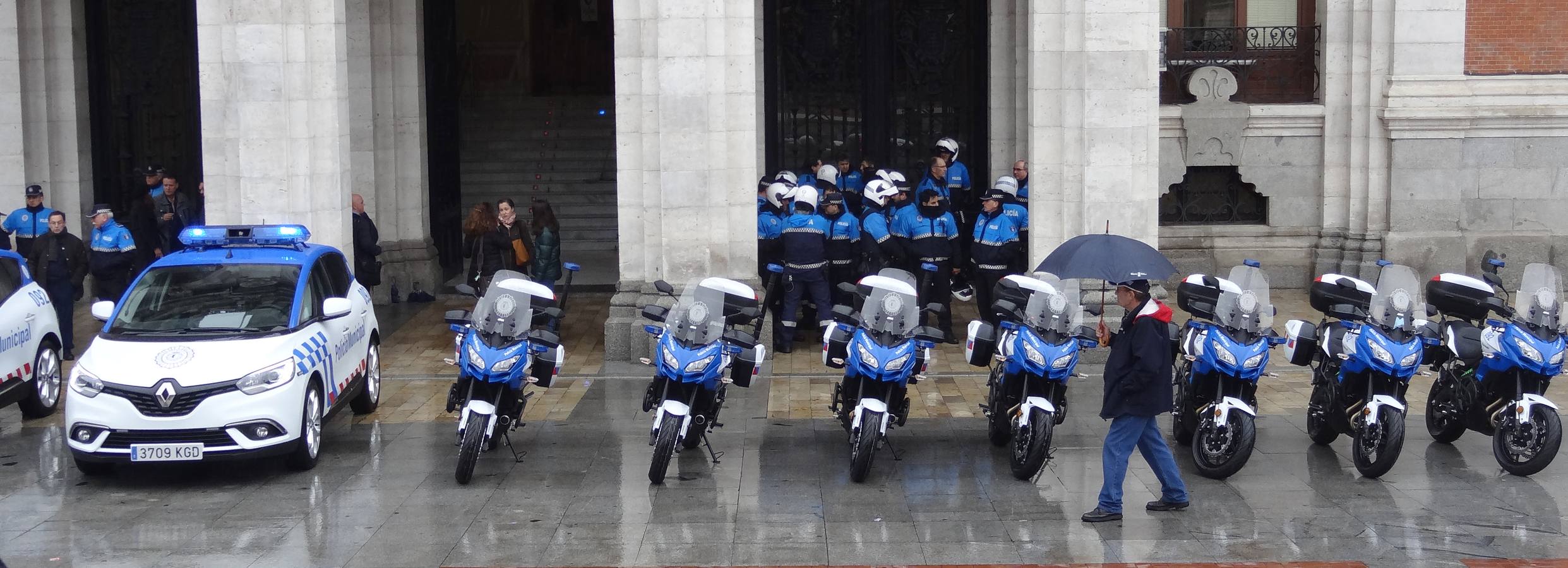 Seis nuevos coches policiales y diecinueve motocicletas que contribuyen a la renovación de la flota, que alivia así su antigüedad