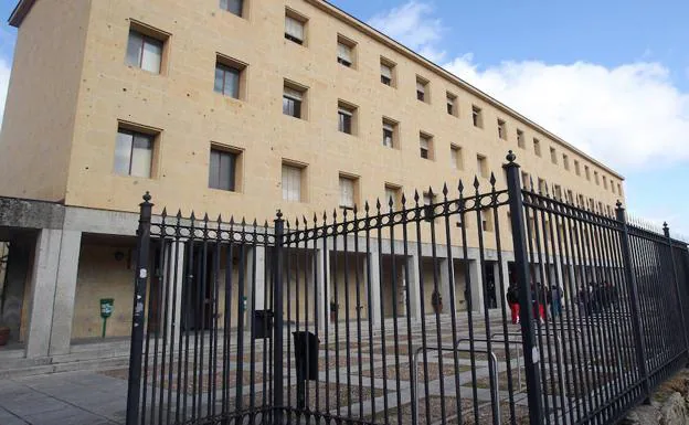 Entrada del edificio Vicerrector Santiago Hidalgo, sede de la Facultad de Educación. 