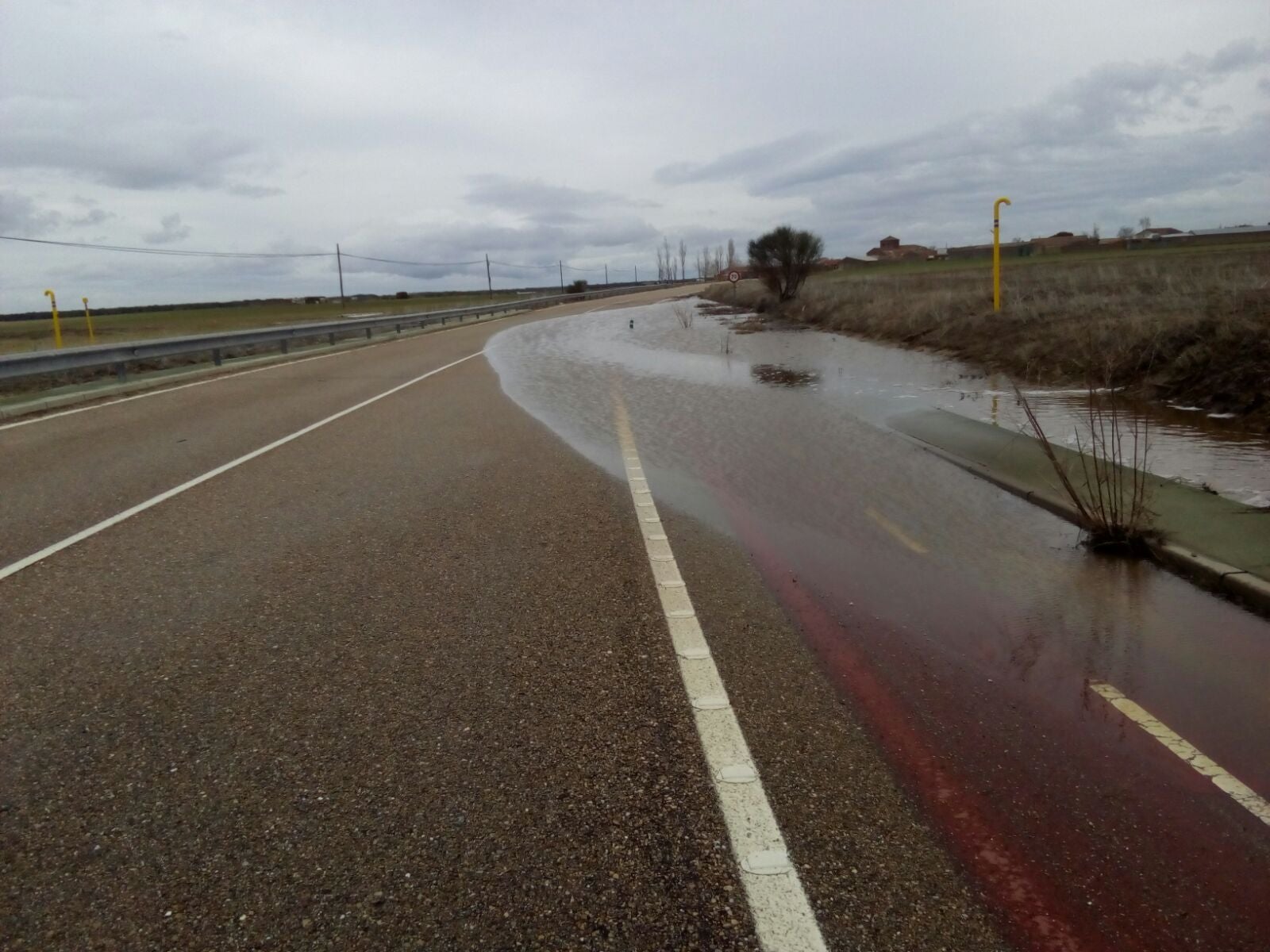 Fotos: Inundaciones en al menos cinco carreteras de la provinicia