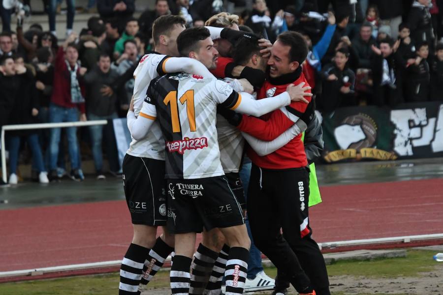 Importante victoria en la prolongación de Unionistas de Salamanca. Un balón colgado por Jorge Alonso en el 93 fue cabeceado por Isaac Manjón a las mallas para darle el triunfo a los salmantinos en un flojo partido del equipo de Astu en Las Pistas ante el Almazán