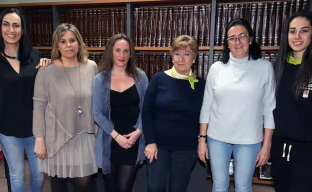 Desde la izquierda, Sara Martín, Sara Matesanz, Álida Jiménez, Mercedes Herrero, Belén Calvo y Sara Gómez, en la hemeroteca de El Norte de Castilla. 